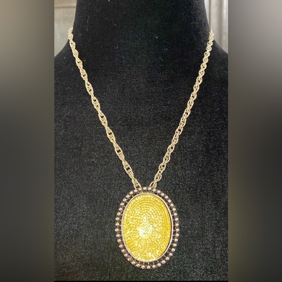 Vintage Acrylic Yellow/silver pendant necklace with matching pierced earrings - Picture 2 of 12